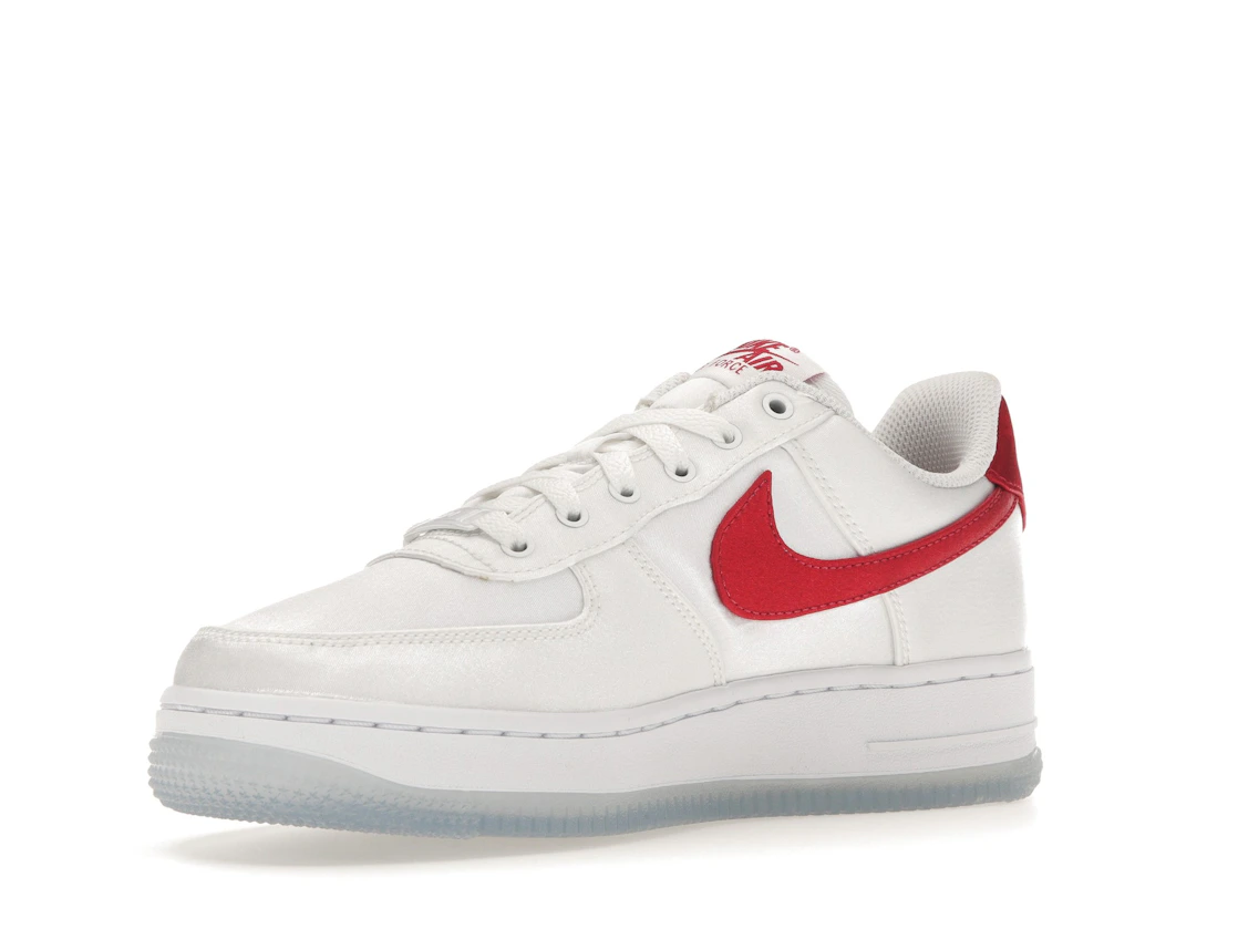Vue 15 de Nike Air Force 1 Low '07 Satin White Varsity Red 