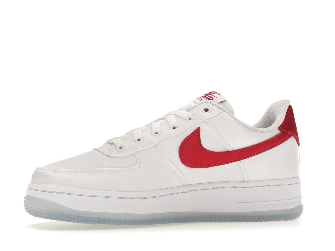 Vue 17 de Nike Air Force 1 Low '07 Satin White Varsity Red 