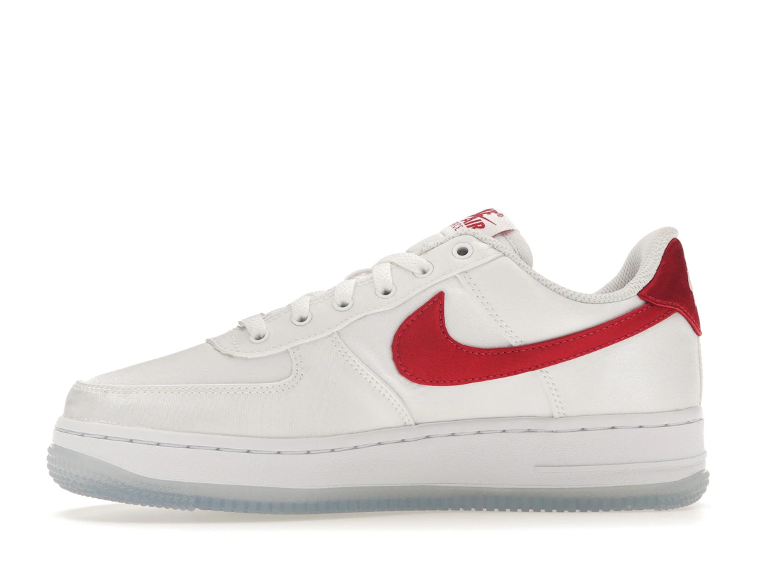 Vue 18 de Nike Air Force 1 Low '07 Satin White Varsity Red 