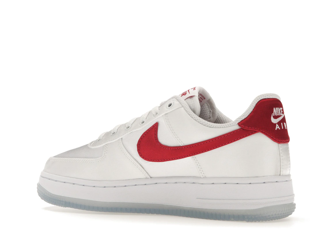Vue 22 de Nike Air Force 1 Low '07 Satin White Varsity Red 