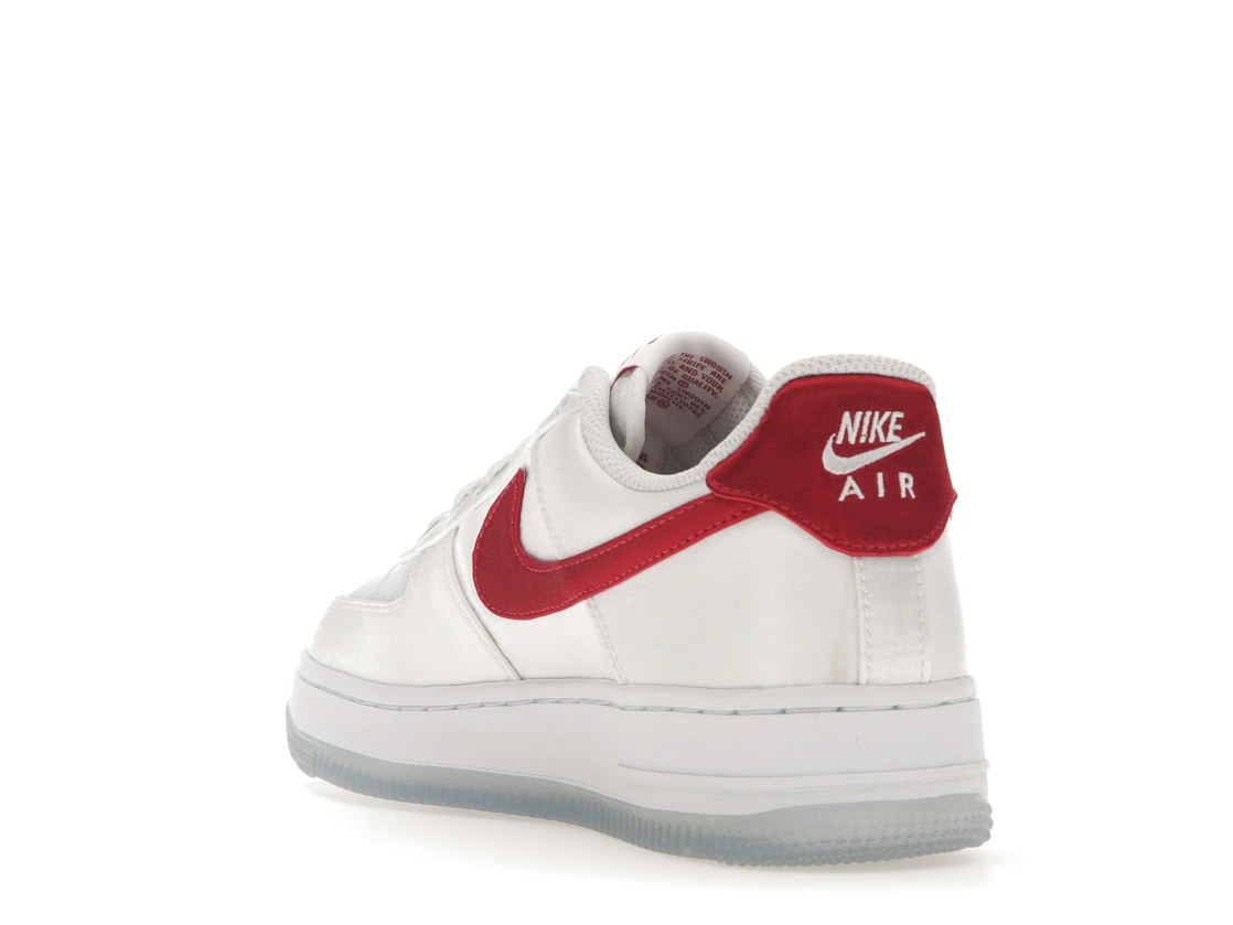 Vue 25 de Nike Air Force 1 Low '07 Satin White Varsity Red 