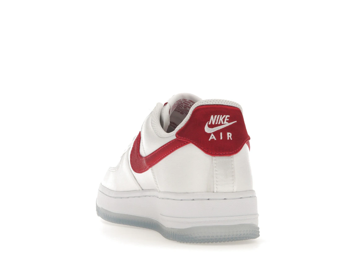 Vue 26 de Nike Air Force 1 Low '07 Satin White Varsity Red 