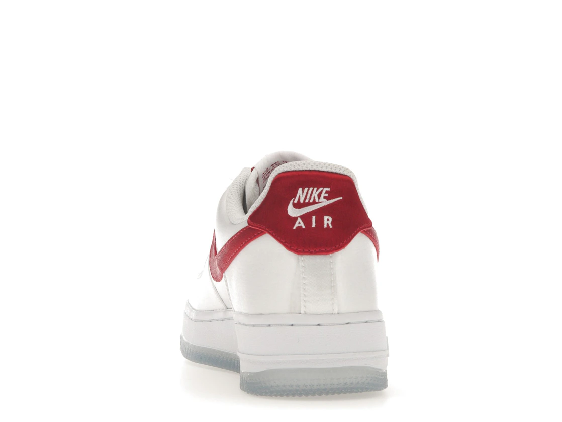 Vue 27 de Nike Air Force 1 Low '07 Satin White Varsity Red 
