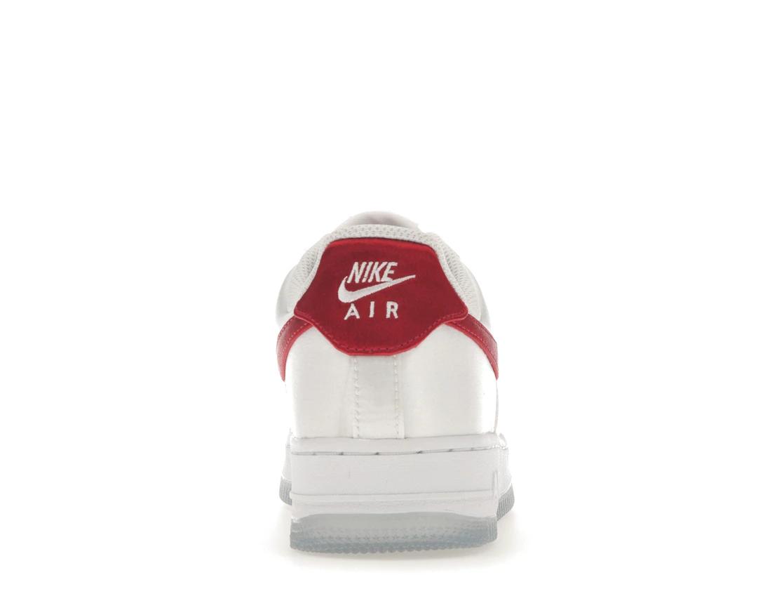 Vue 28 de Nike Air Force 1 Low '07 Satin White Varsity Red 