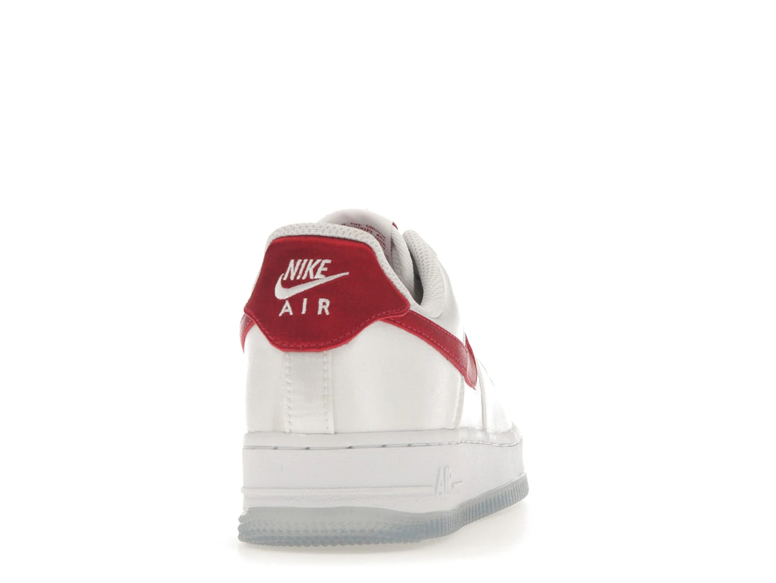 Vue 29 de Nike Air Force 1 Low '07 Satin White Varsity Red 