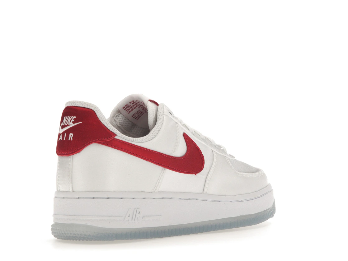 Vue 32 de Nike Air Force 1 Low '07 Satin White Varsity Red 