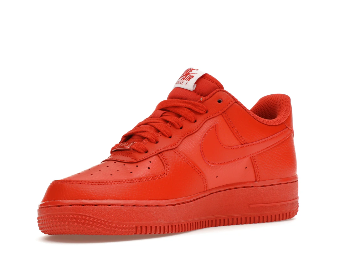 Vue 15 de Nike Air Force 1 Low '07 Triple Orange 