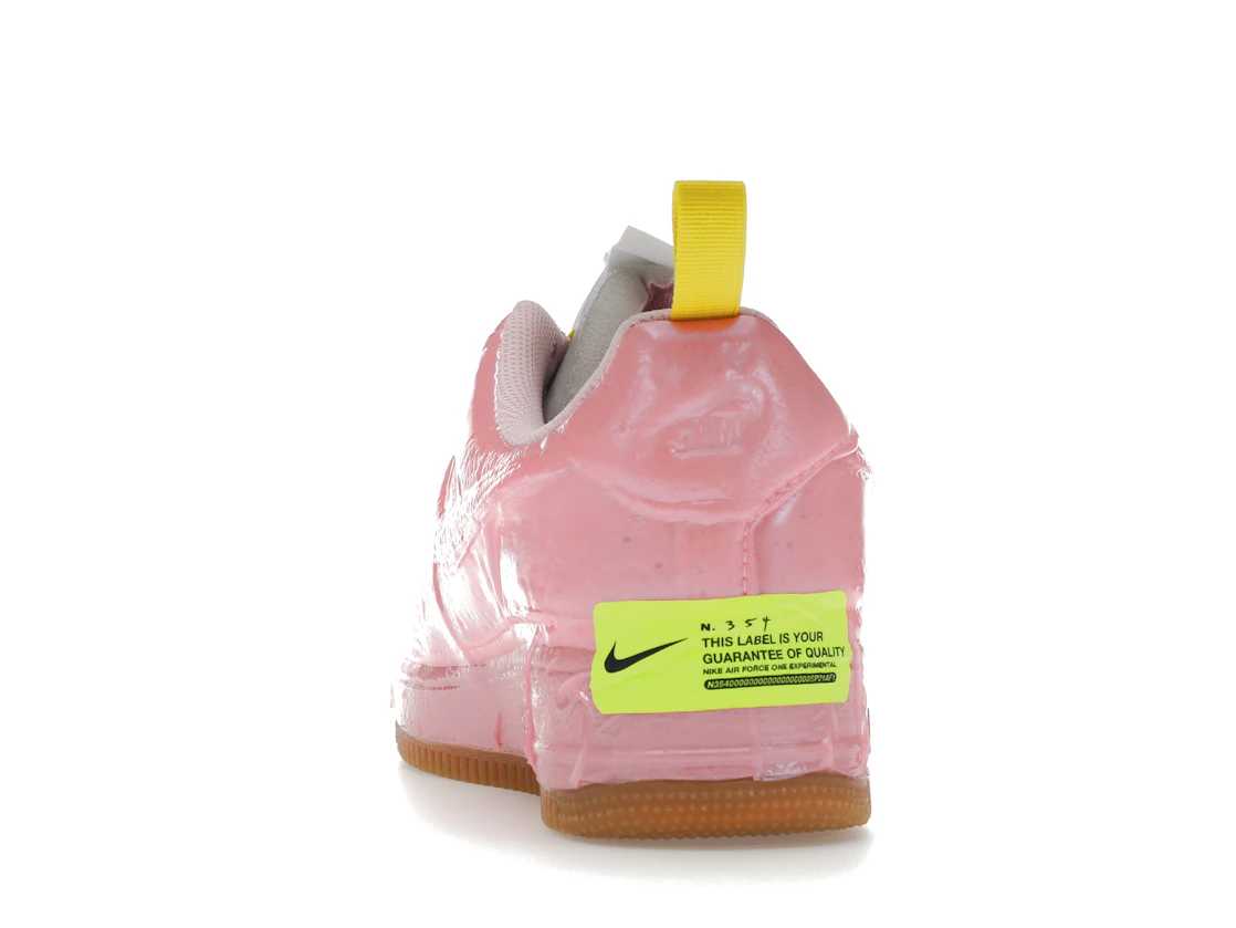 Vue 27 de Nike Air Force 1 Low Experimental Racer Pink