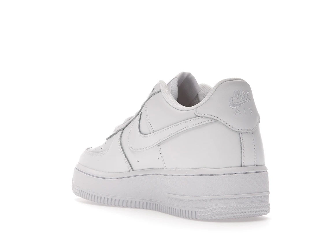 Vue 25 de Nike Air Force 1 Low LE Triple White (GS)