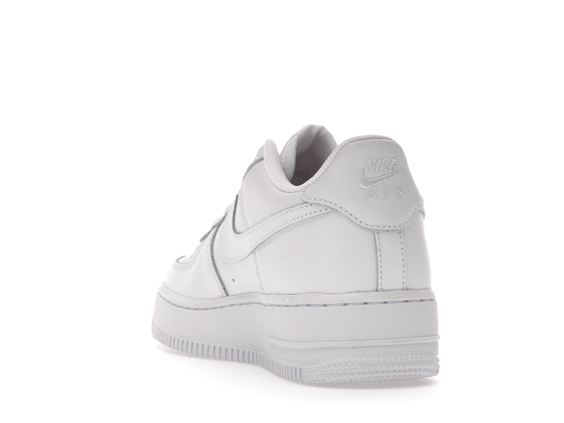 Vue 26 de Nike Air Force 1 Low LE Triple White (GS)