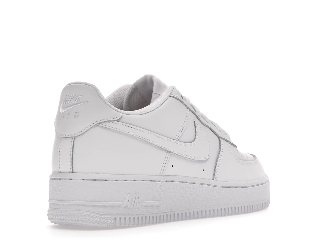 Vue 32 de Nike Air Force 1 Low LE Triple White (GS)