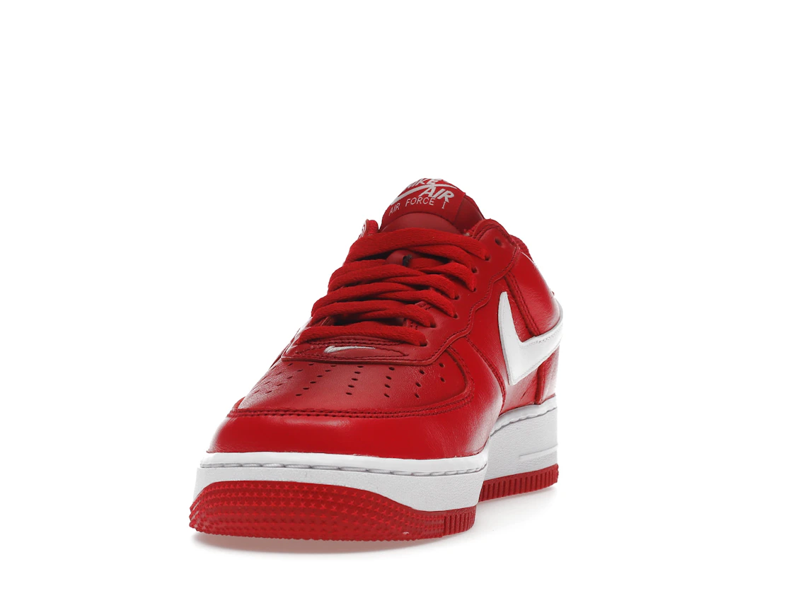 Vue 12 de Nike Air Force 1 Low Retro QS Color of the Month University Red White