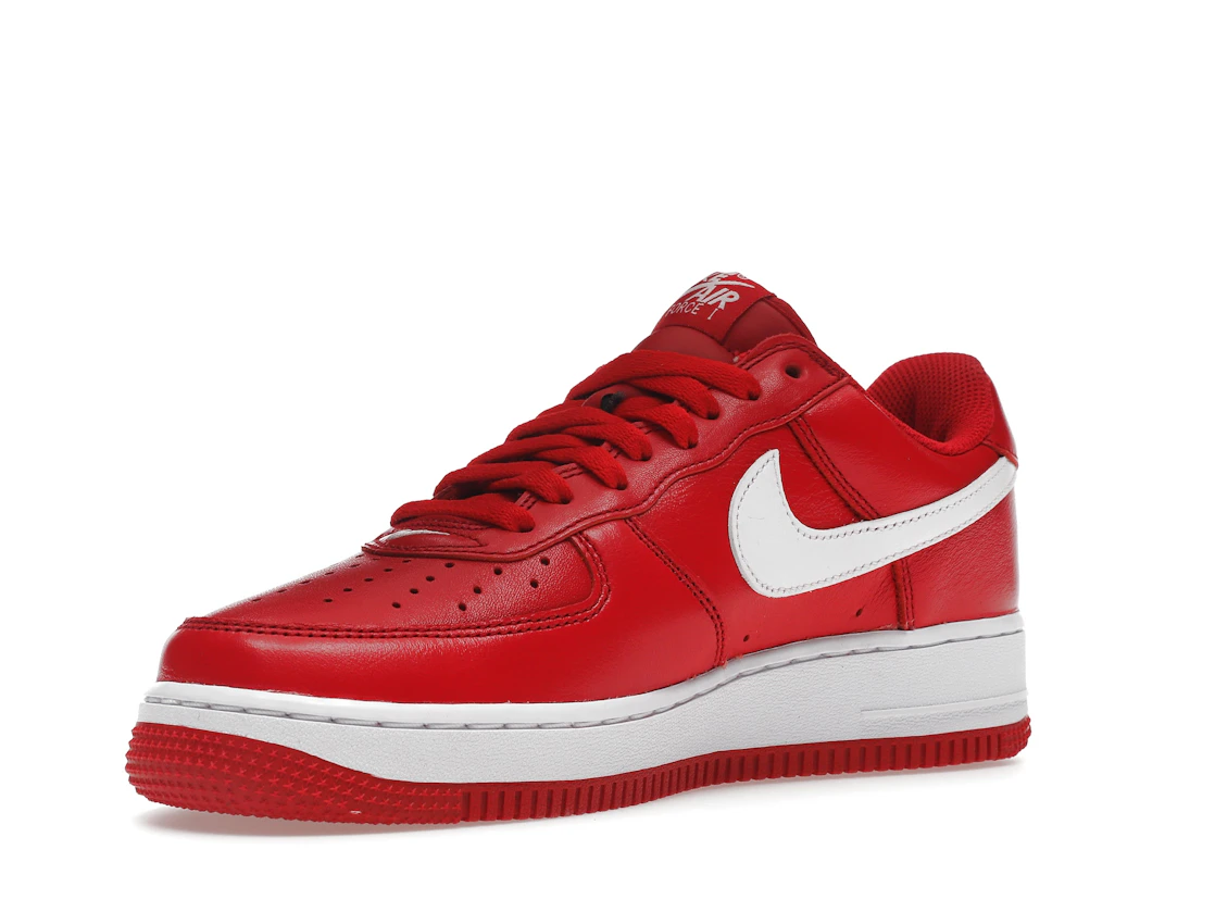 Vue 15 de Nike Air Force 1 Low Retro QS Color of the Month University Red White