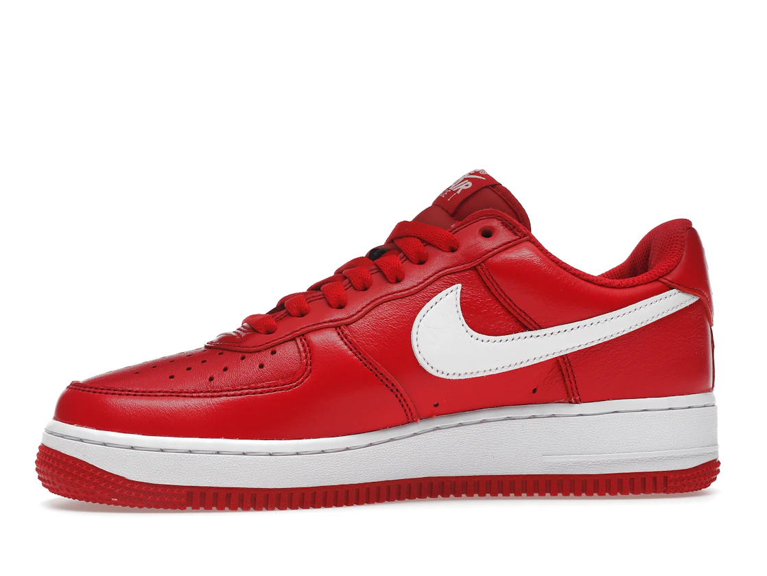 Vue 18 de Nike Air Force 1 Low Retro QS Color of the Month University Red White