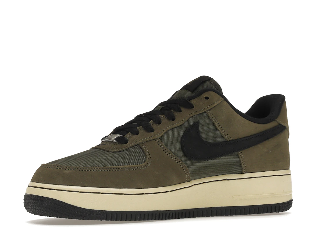 Vue 16 de Nike Air Force 1 Low SP Undefeated Ballistic Dunk vs. AF1
