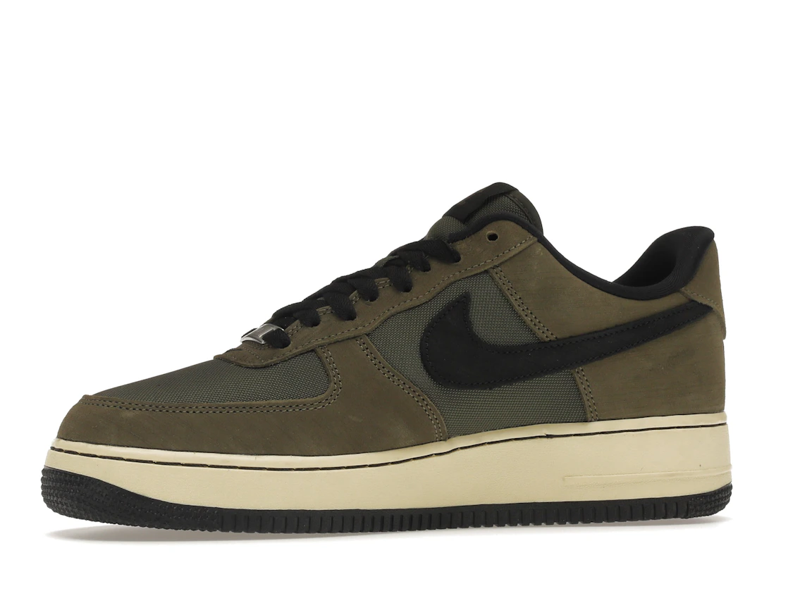 Vue 17 de Nike Air Force 1 Low SP Undefeated Ballistic Dunk vs. AF1