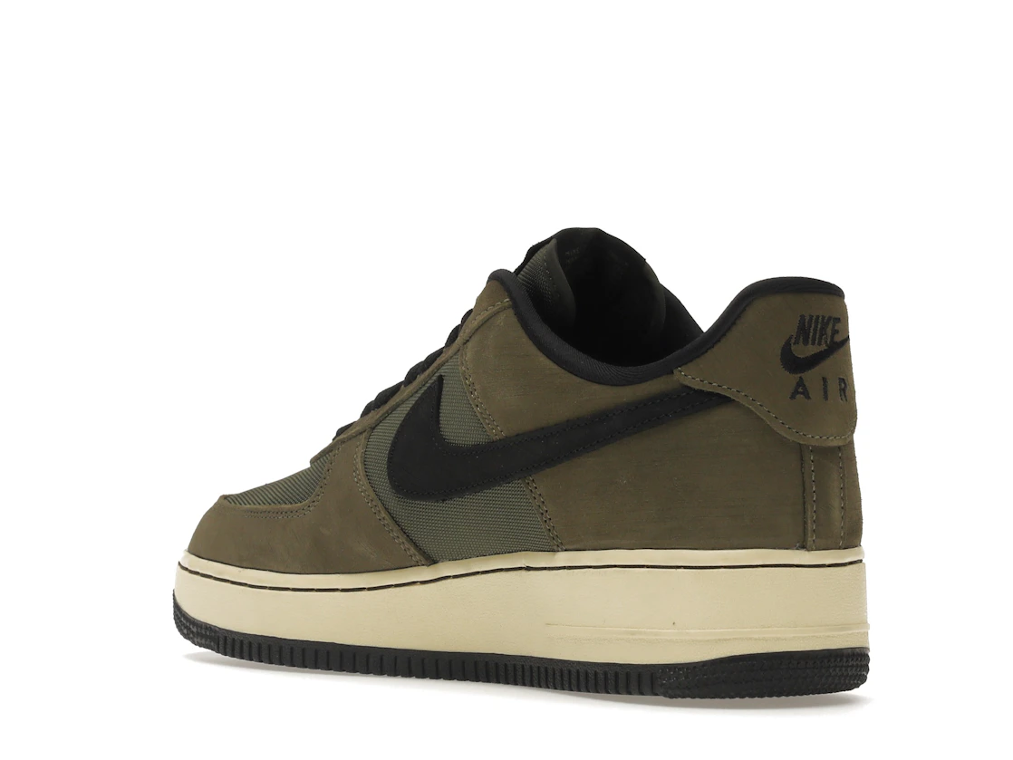 Vue 24 de Nike Air Force 1 Low SP Undefeated Ballistic Dunk vs. AF1