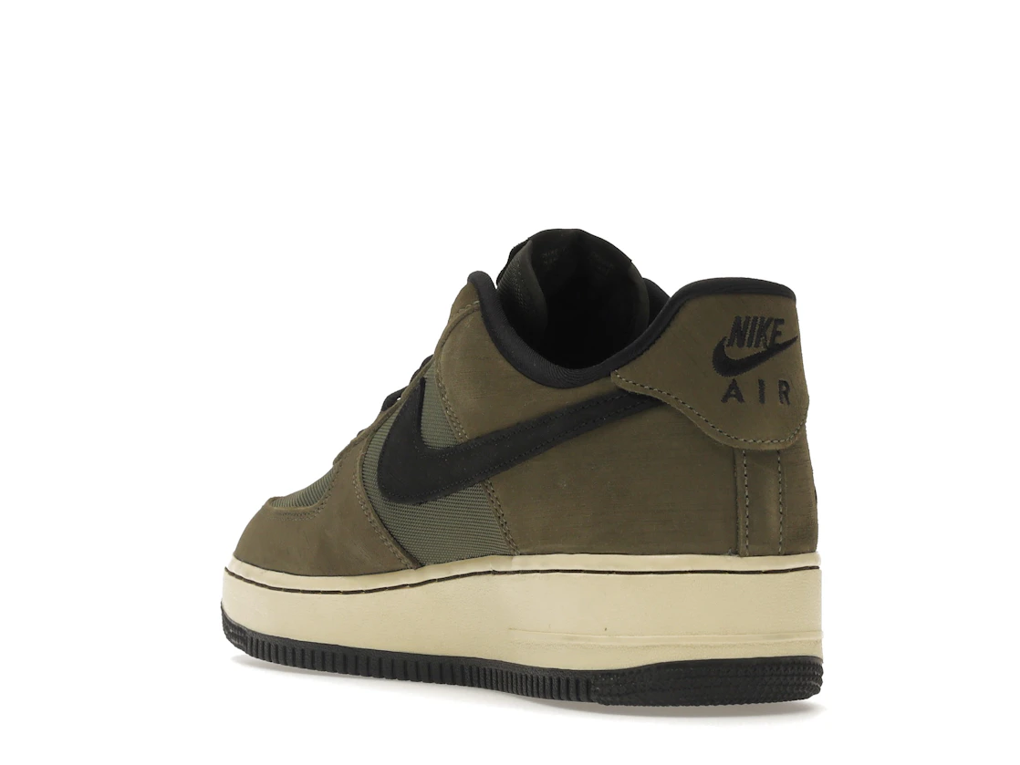 Vue 25 de Nike Air Force 1 Low SP Undefeated Ballistic Dunk vs. AF1