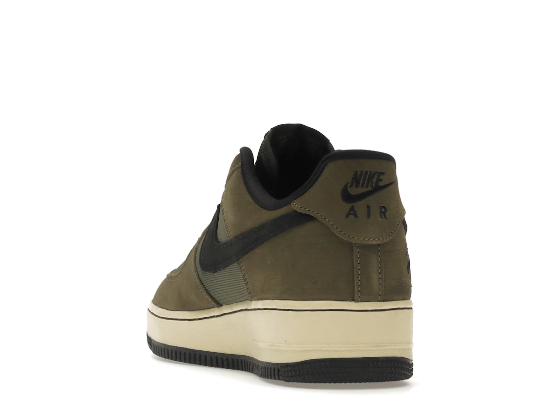Vue 26 de Nike Air Force 1 Low SP Undefeated Ballistic Dunk vs. AF1