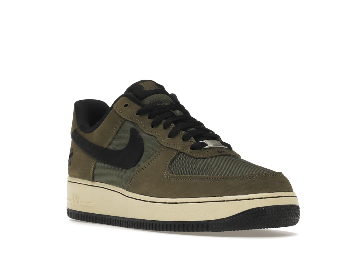 Vue 6 de Nike Air Force 1 Low SP Undefeated Ballistic Dunk vs. AF1