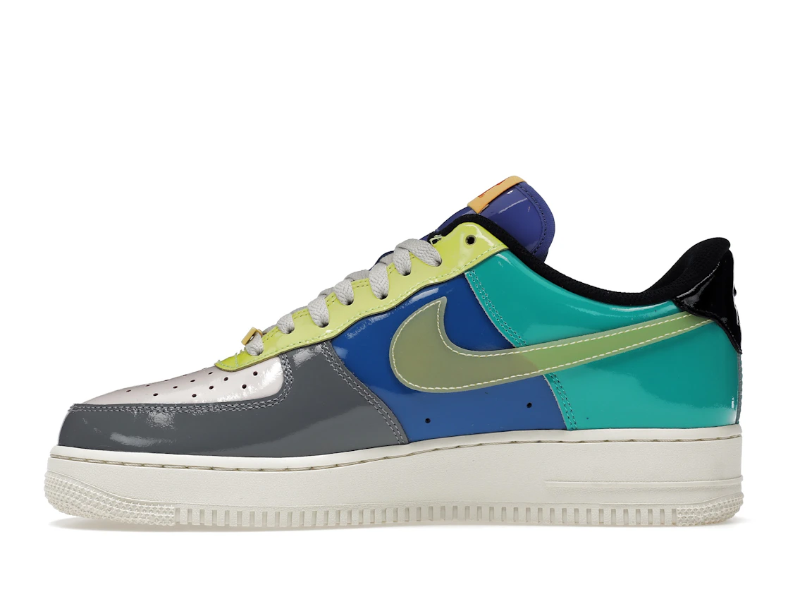 Vue 19 de Nike Air Force 1 Low SP Undefeated Multi-Patent Community
