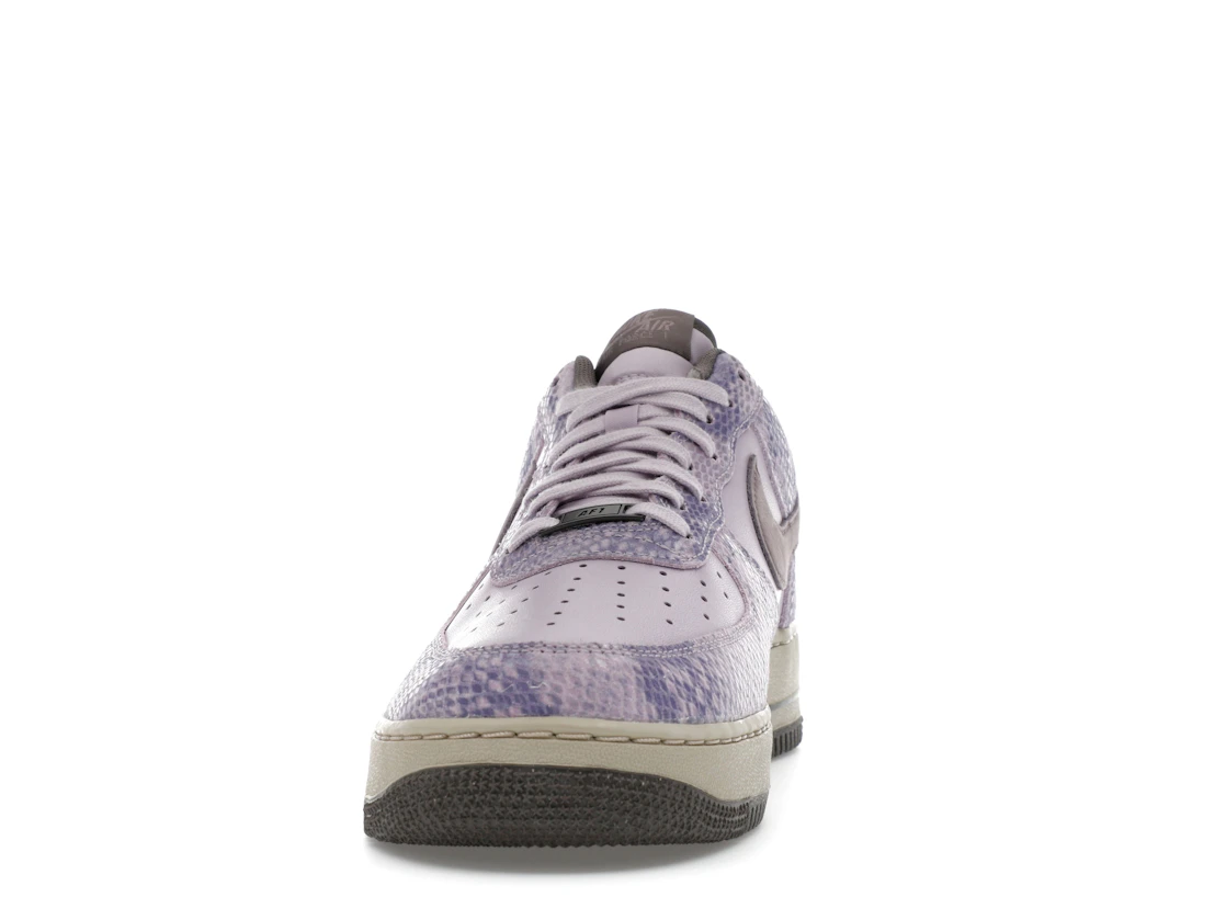 Vue 11 de Nike Air Force 1 Low Purple Snakeskin