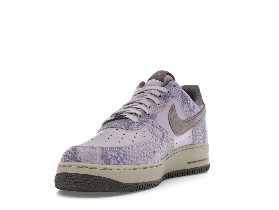 Vue 13 de Nike Air Force 1 Low Purple Snakeskin