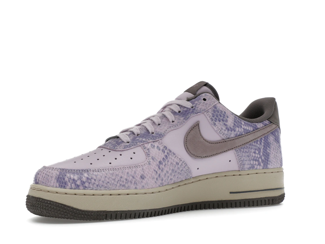 Vue 16 de Nike Air Force 1 Low Purple Snakeskin