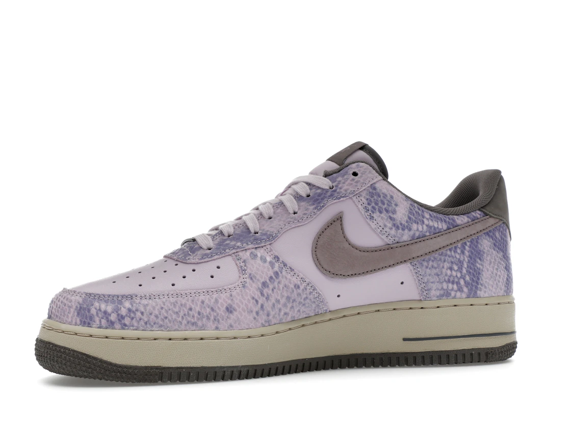 Vue 17 de Nike Air Force 1 Low Purple Snakeskin