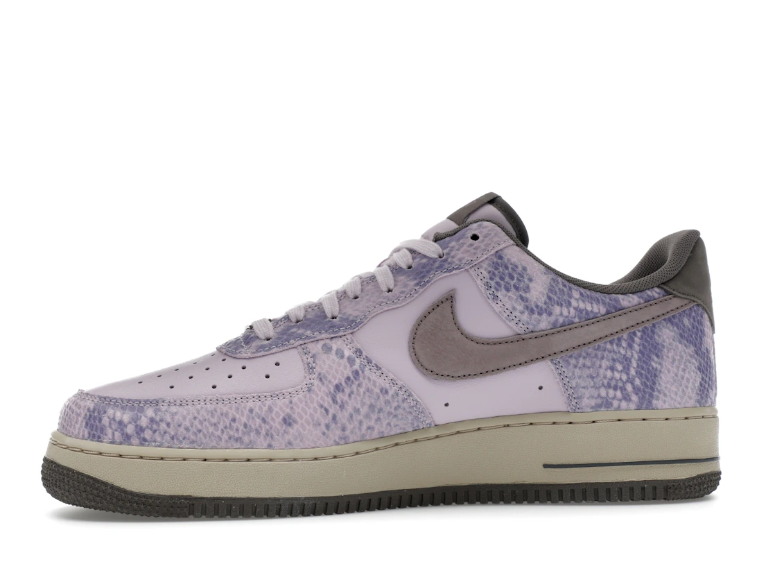 Vue 18 de Nike Air Force 1 Low Purple Snakeskin