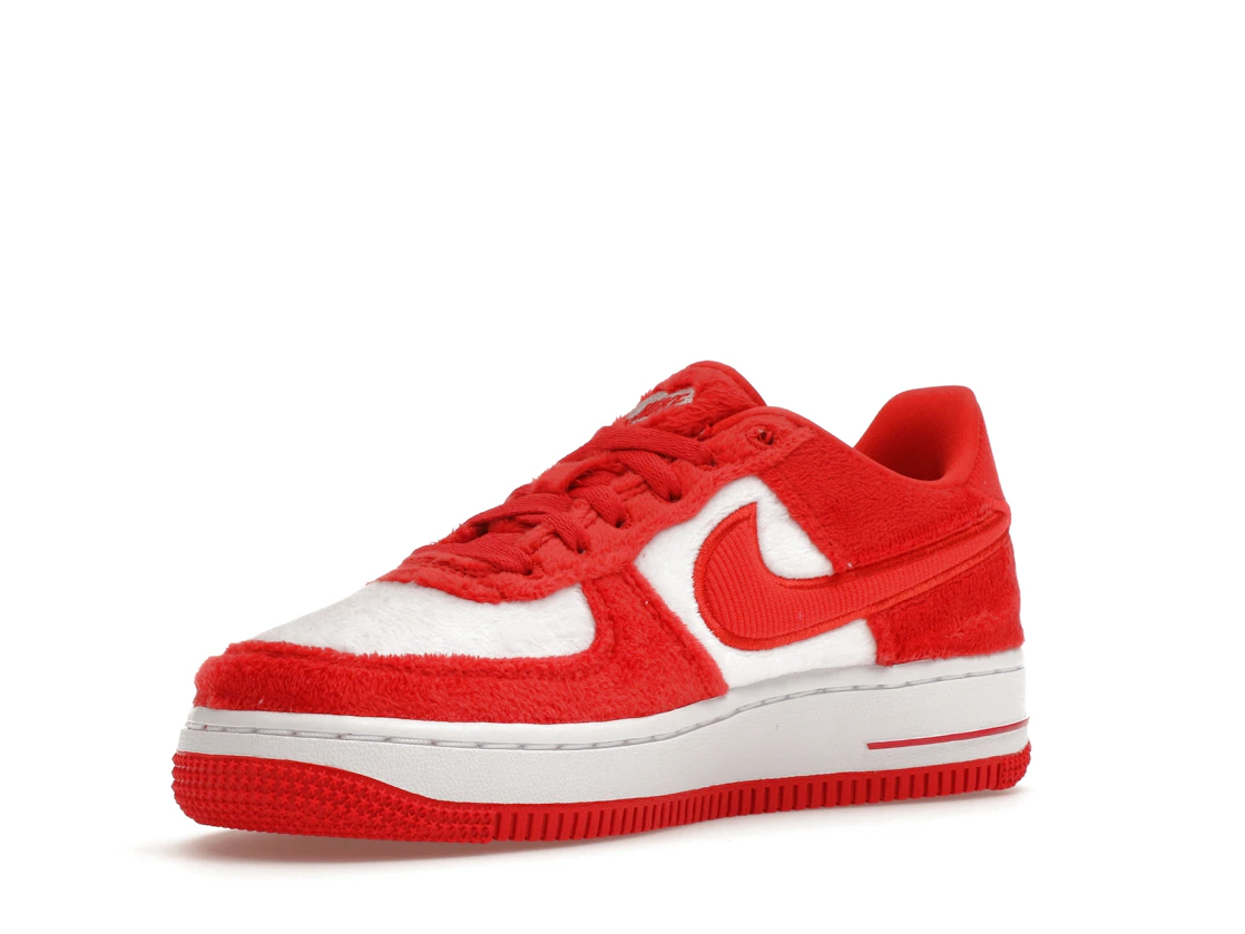Vue 15 de Nike Air Force 1 Low Valentine's Day Fleece (2024) (GS)