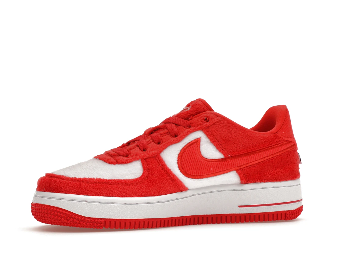 Vue 17 de Nike Air Force 1 Low Valentine's Day Fleece (2024) (GS)