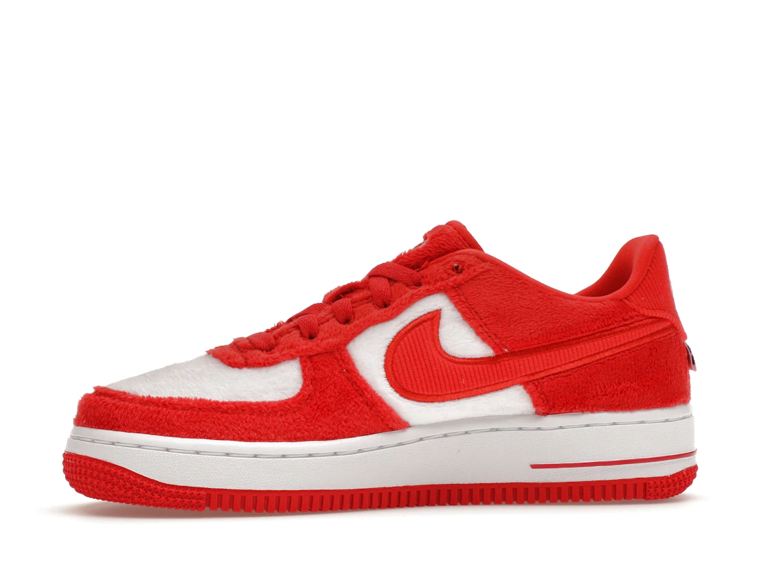 Vue 18 de Nike Air Force 1 Low Valentine's Day Fleece (2024) (GS)