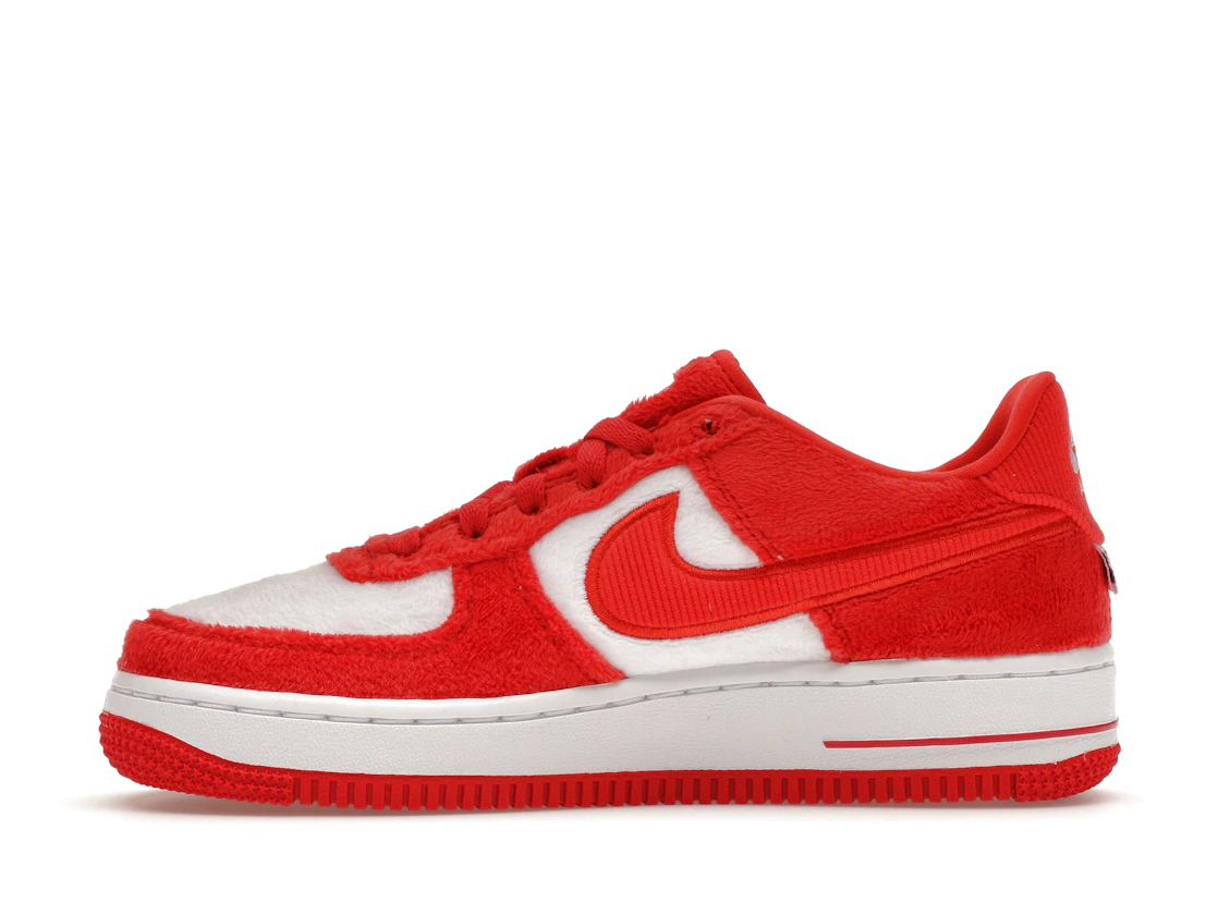 Vue 19 de Nike Air Force 1 Low Valentine's Day Fleece (2024) (GS)