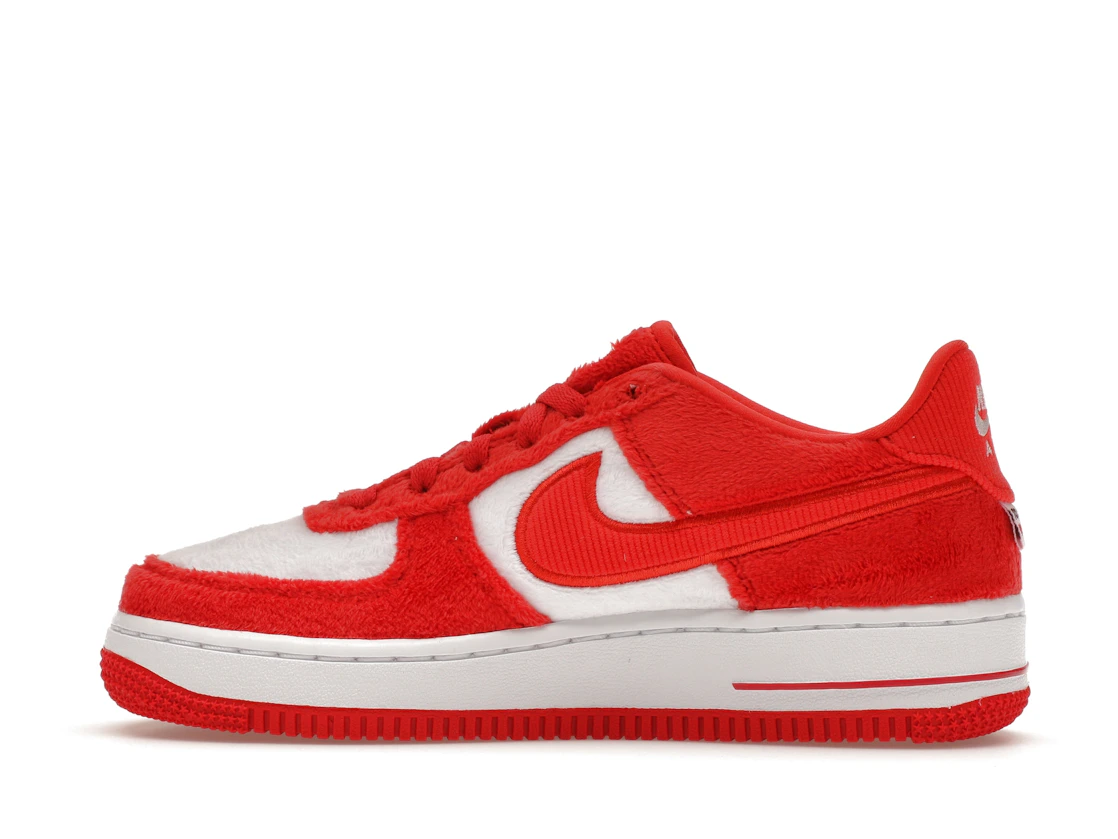 Vue 20 de Nike Air Force 1 Low Valentine's Day Fleece (2024) (GS)
