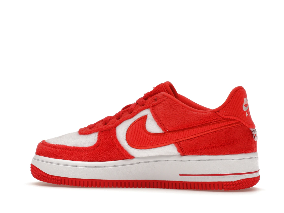 Vue 21 de Nike Air Force 1 Low Valentine's Day Fleece (2024) (GS)
