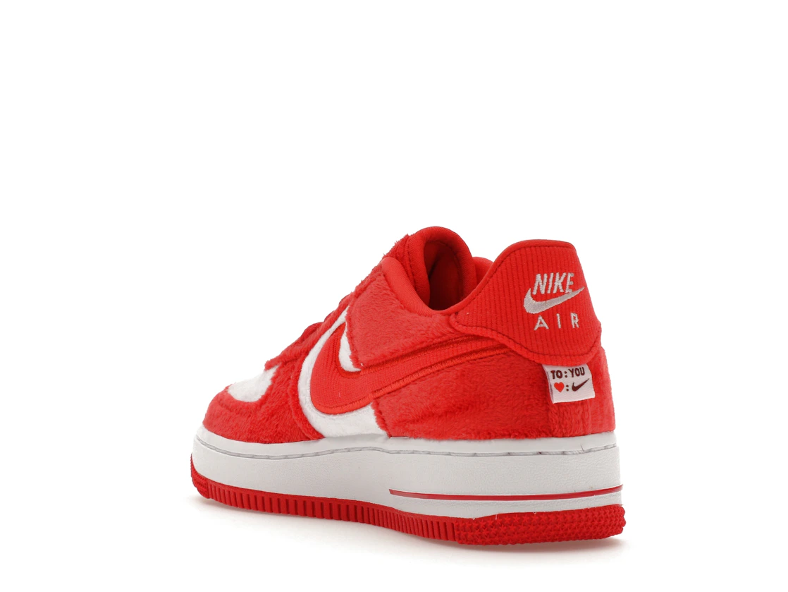 Vue 25 de Nike Air Force 1 Low Valentine's Day Fleece (2024) (GS)
