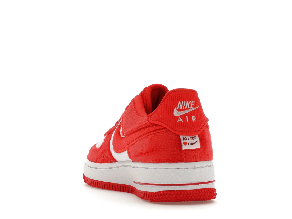 Vue 26 de Nike Air Force 1 Low Valentine's Day Fleece (2024) (GS)
