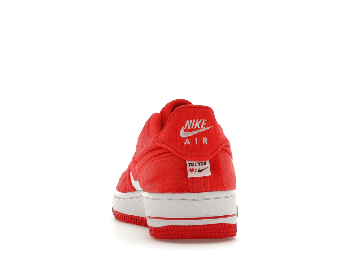 Vue 27 de Nike Air Force 1 Low Valentine's Day Fleece (2024) (GS)