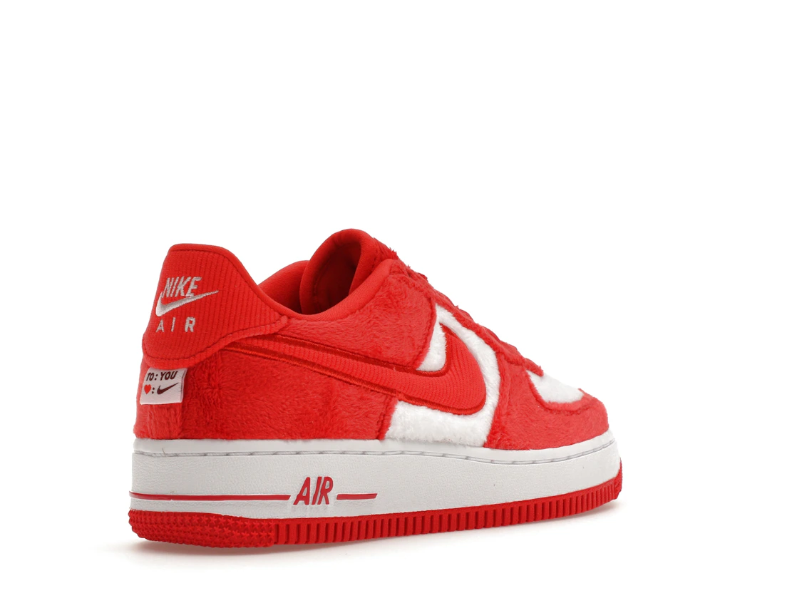 Vue 32 de Nike Air Force 1 Low Valentine's Day Fleece (2024) (GS)