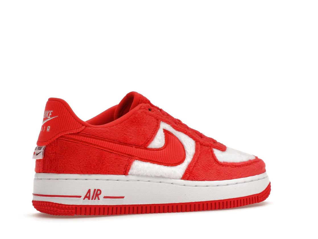 Vue 34 de Nike Air Force 1 Low Valentine's Day Fleece (2024) (GS)