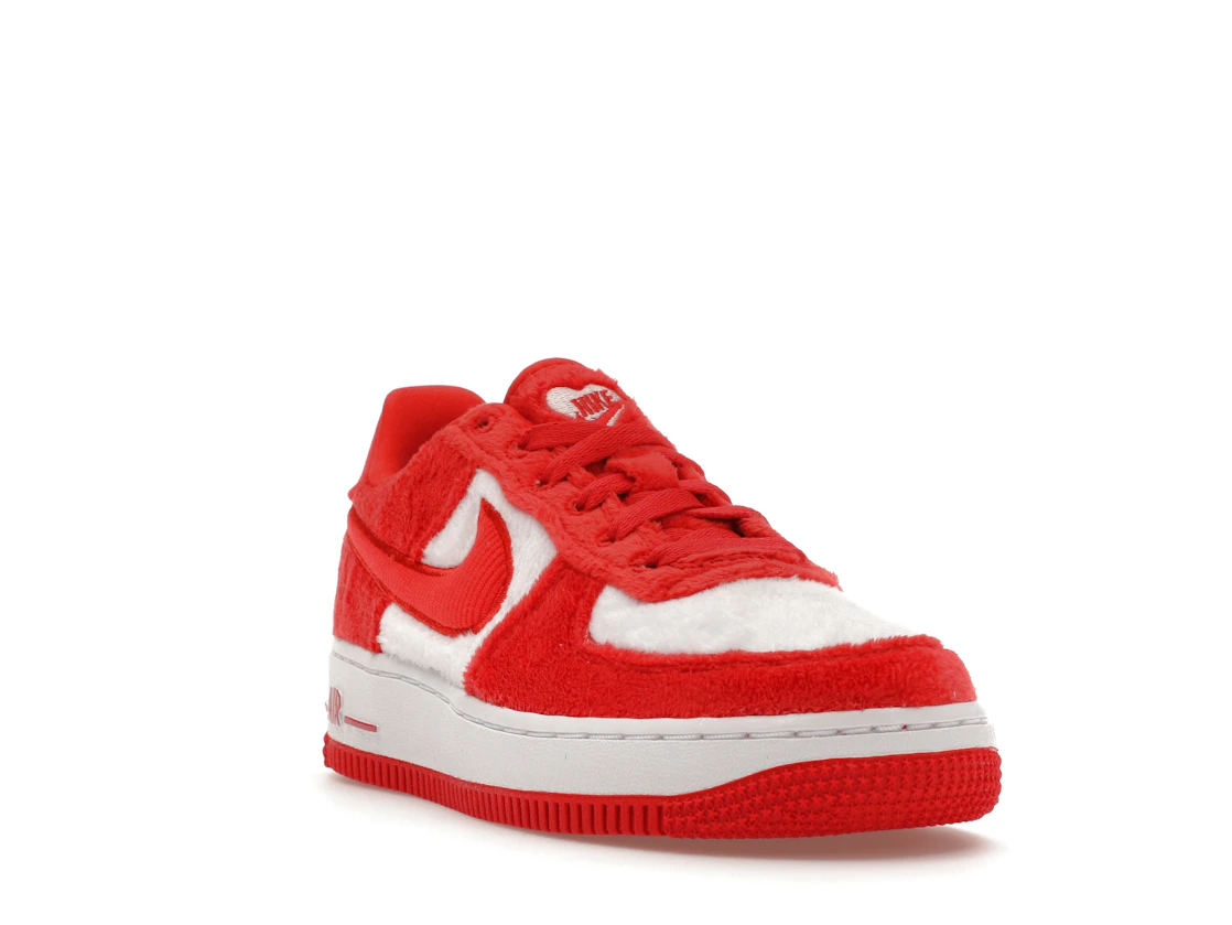 Vue 7 de Nike Air Force 1 Low Valentine's Day Fleece (2024) (GS)