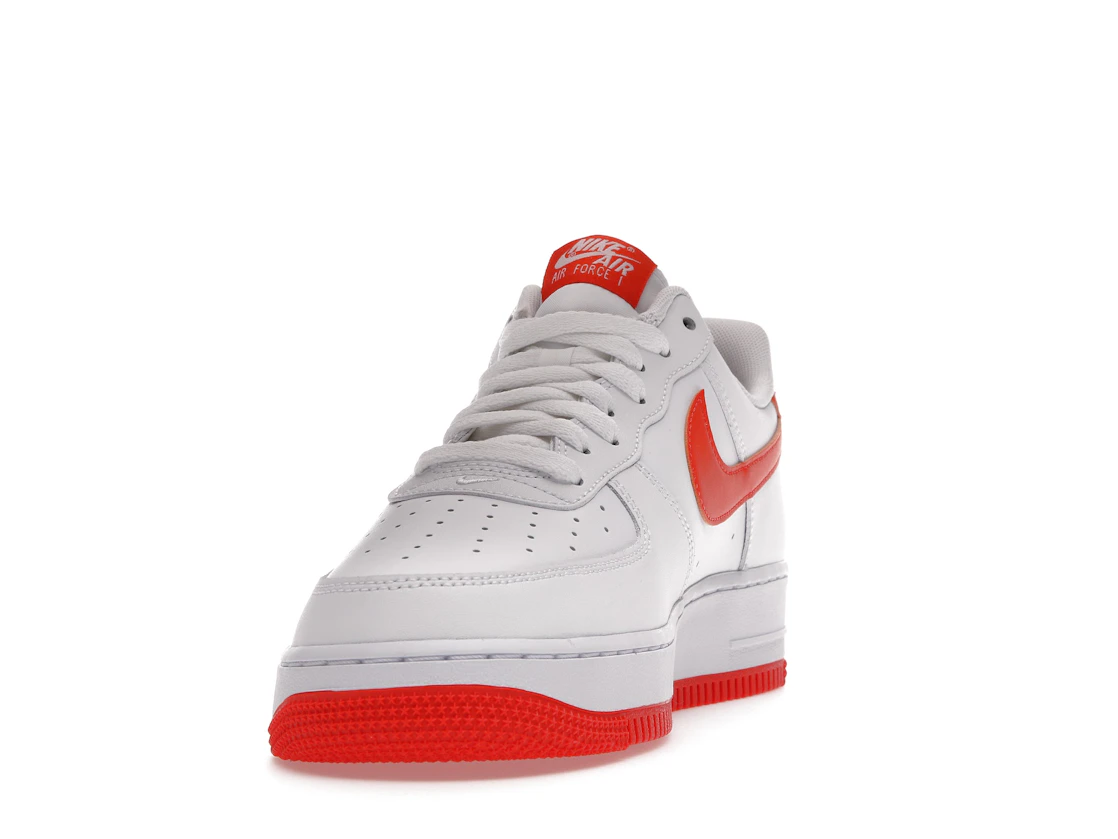 Vue 12 de Nike Air Force 1 Low White Orange (2021)
