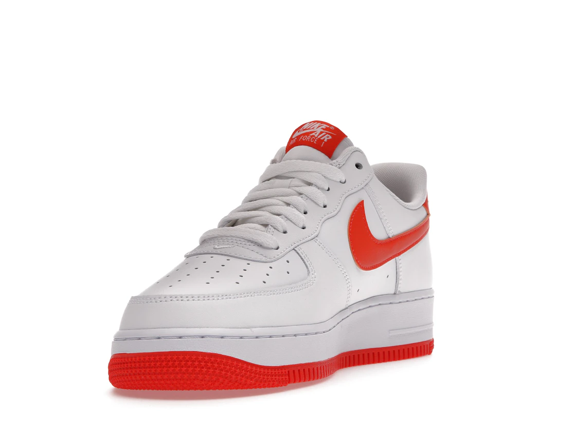 Vue 13 de Nike Air Force 1 Low White Orange (2021)