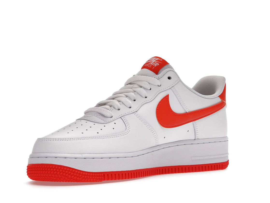 Vue 15 de Nike Air Force 1 Low White Orange (2021)