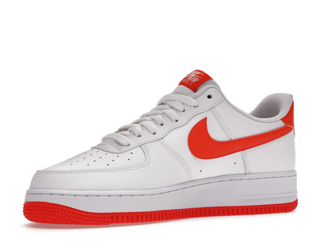 Vue 16 de Nike Air Force 1 Low White Orange (2021)