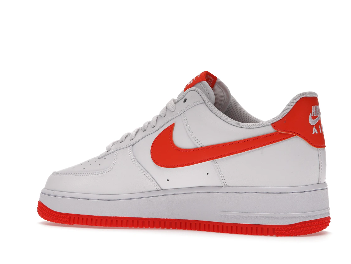 Vue 22 de Nike Air Force 1 Low White Orange (2021)