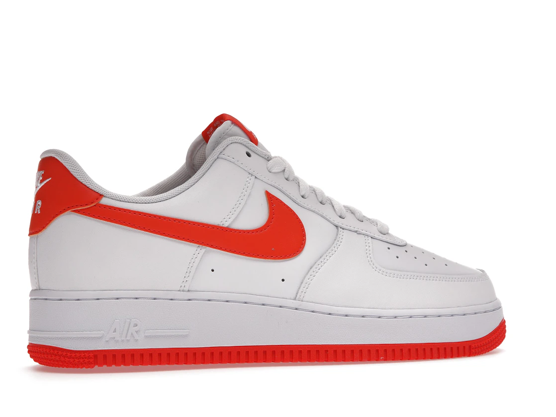 Vue 35 de Nike Air Force 1 Low White Orange (2021)
