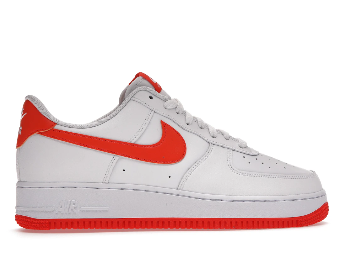 Vue 36 de Nike Air Force 1 Low White Orange (2021)