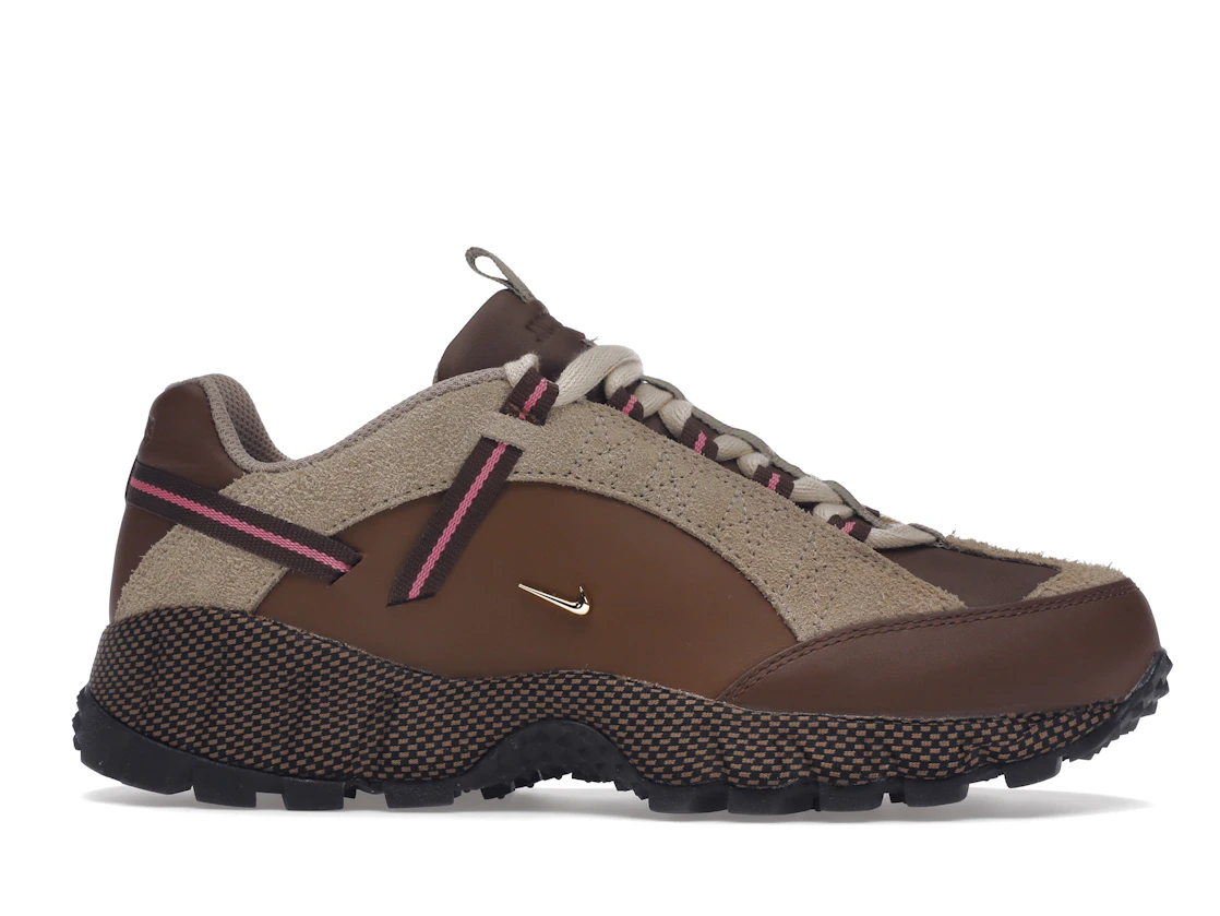 Vue 2 de Nike Air Humara LX Jacquemus Ale Brown Gold 